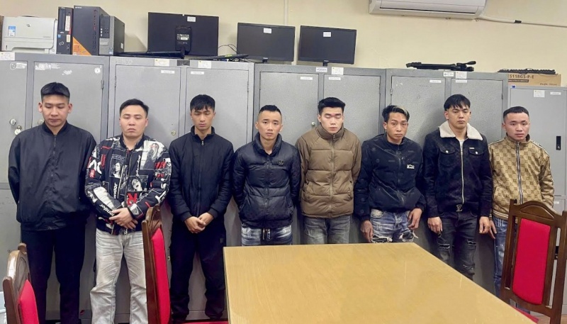 mua ban nhan vien,  rot bia,  bam bai anh 2