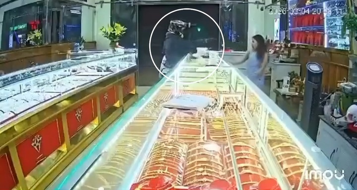 Thanh niên bịt mặt, Xông vào tiệm vàng ảnh 1 Thanh nien bit mat, Xong vao tiem vang anh 1