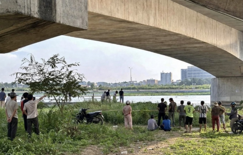 Nu sinh nhay cau anh 1