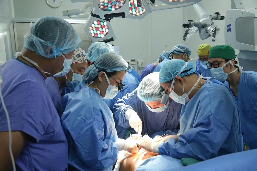 Ghép dương vật ảnh 2