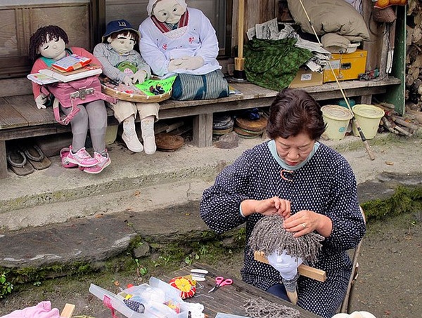 Ayano Tsukimi tâm sự, không phải ai trong làng cũng thích cách làm này, có người cho rằng những người nộm này trông hơi kỳ quái. 