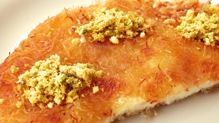 Bánh Knafeh (Israel): Knafeh là loại bánh phô mai xirô có rưới chút nước hoa hồng rất được ưa thích ở Israel. Ảnh: Eksitarif.