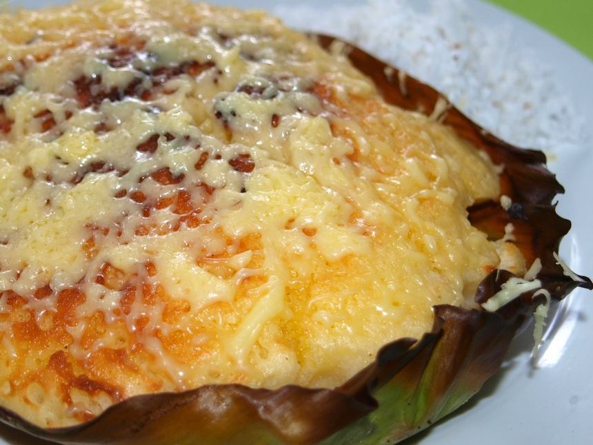 Bánh Bibingka (Philippines): Đây là một loại bánh gạo ngọt, phần lớp phủ bên trên là bơ, đường và dừa nạo. Ảnh: Wikimedia Commons.