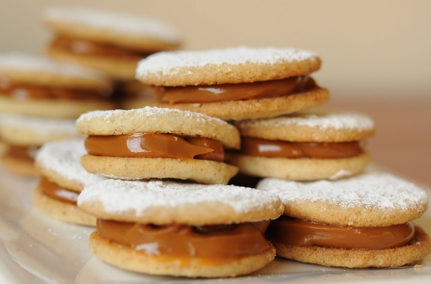 Bánh Alfajores (Argentina): Alfajores là sự kết hợp hài hòa của lớp bánh xốp mềm, xen giữa là caramel thơm ngậy. Ảnh: Dishmaps.