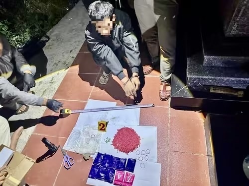 2 doi tuong,  cat giau,  2.000 vien ma tuy anh 2