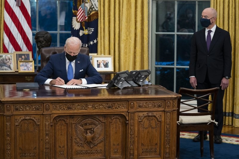 chinh sach nhap cu cua ong biden anh 1
