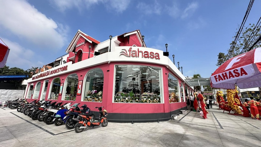 chuoi nha sach truyen thong anh 3