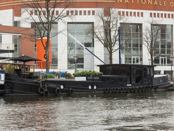 Ben trong 'cung dien noi' xa xi tren song o Amsterdam hinh anh 1 