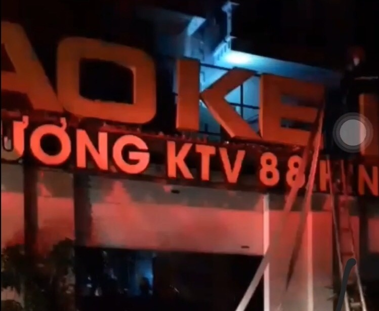 Chay quan karaoke 2 nguoi chet anh 1