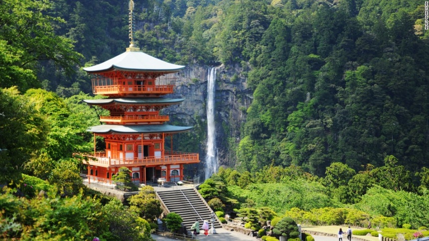 Thác Nachi (Wakayama): Với độ cao 133 m, Nachi là thác nước lớn nhất Nhật Bản. Cạnh thác có đền Kumano Nachi Taishai với kiến trúc độc đáo và hài hòa với cảnh quan xung quanh.