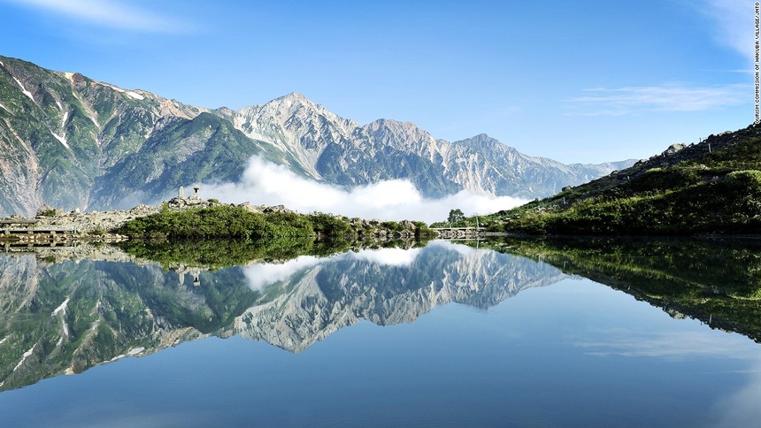 Hồ Happo (Nagano): Con đường dẫn tới hồ Happo từ Hakuba, ngôi làng trượt tuyết nổi tiếng, là một trong những đường leo núi đẹp nhất Nhật Bản. Hồ nước nằm ở độ cao 2.060 m so với mực nước biển. Dù không lớn nhưng vẻ đẹp của hồ Happo khiến du khách phải sững sờ.