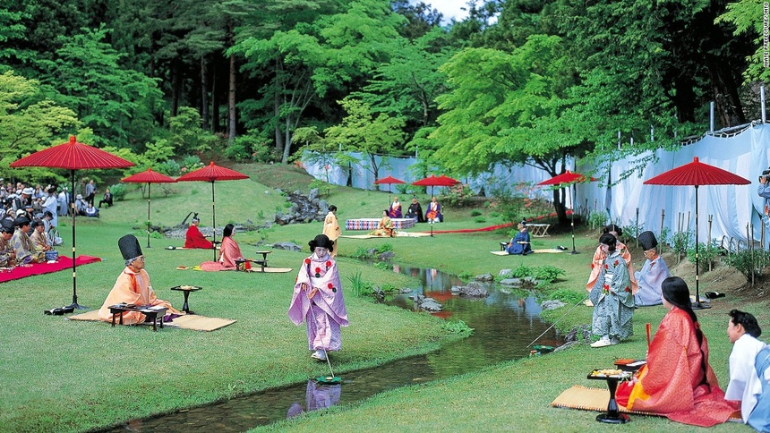 Đền Motsu-ji (Hiraizumi): Vào chủ nhật thứ 4 của tháng 5, đền Motsu-ji lại mời những người yêu thơ tới sáng tác cạnh dòng suối trong khuôn viên đền. Trong lúc họ sáng tác, những chén sake được thả trên dòng suối và đưa tới cho từng người. 