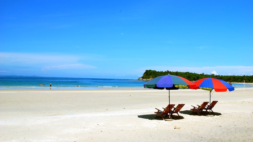 Điểm tham quan nổi bật tại Hạ Long gồm động Thiên Cung, hang Sửng Sốt, làng chài Cửa Vạn, đảo Quan Lạn.