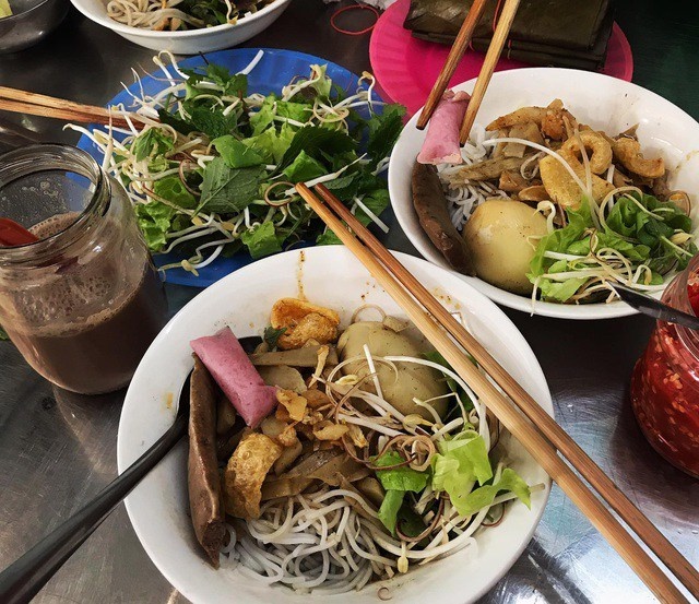 Món bún cua thối, vừa bịt mũi vừa ăn