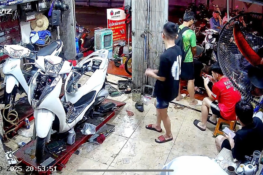 xe ngap nuoc Ha Noi anh 1