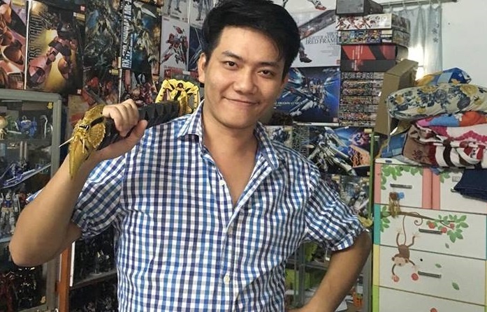 chang trai co bo suu tap robot khung anh 1