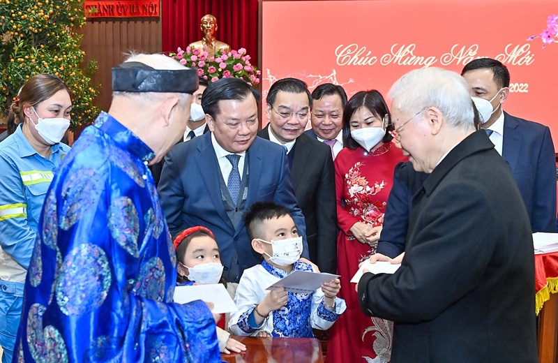 Tong bi thu chuc Tet va li xi nhan dan thu do anh 1