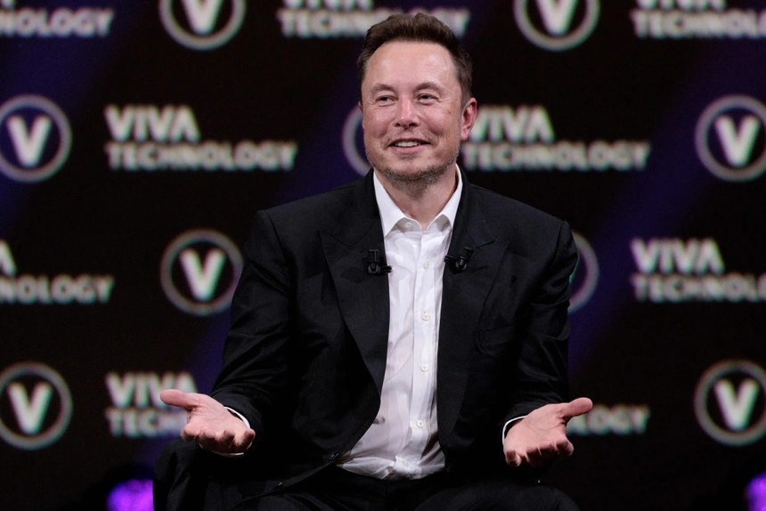 Elon Musk enjoys photo 1