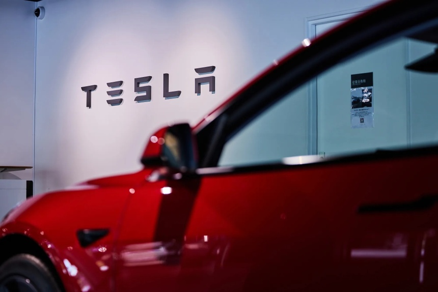 Elon Musk benefits from photo 2