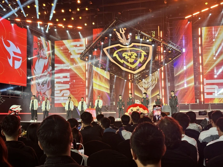 FPT x Flash vo dich anh 1