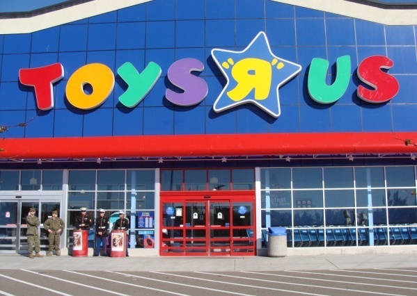 toy r us pha san anh 1