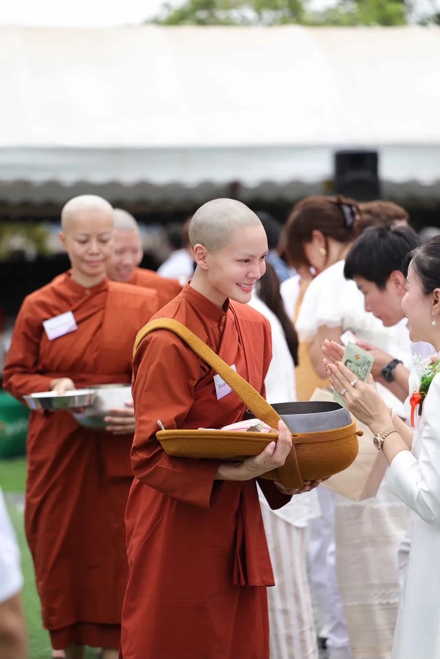 Janie Tienphosuwan cao troc anh 2