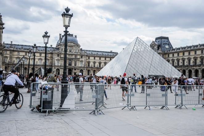 Buc tranh Nang Mona Lisa,  Bao tang Lourve,  Du khach phan no anh 2