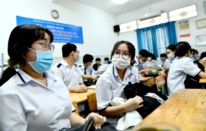 Deo khau trang trong lop hoc anh 7