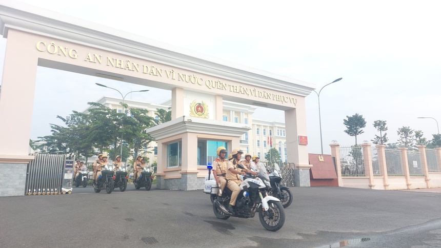 Canh sat hoa trang TP.HCM anh 2