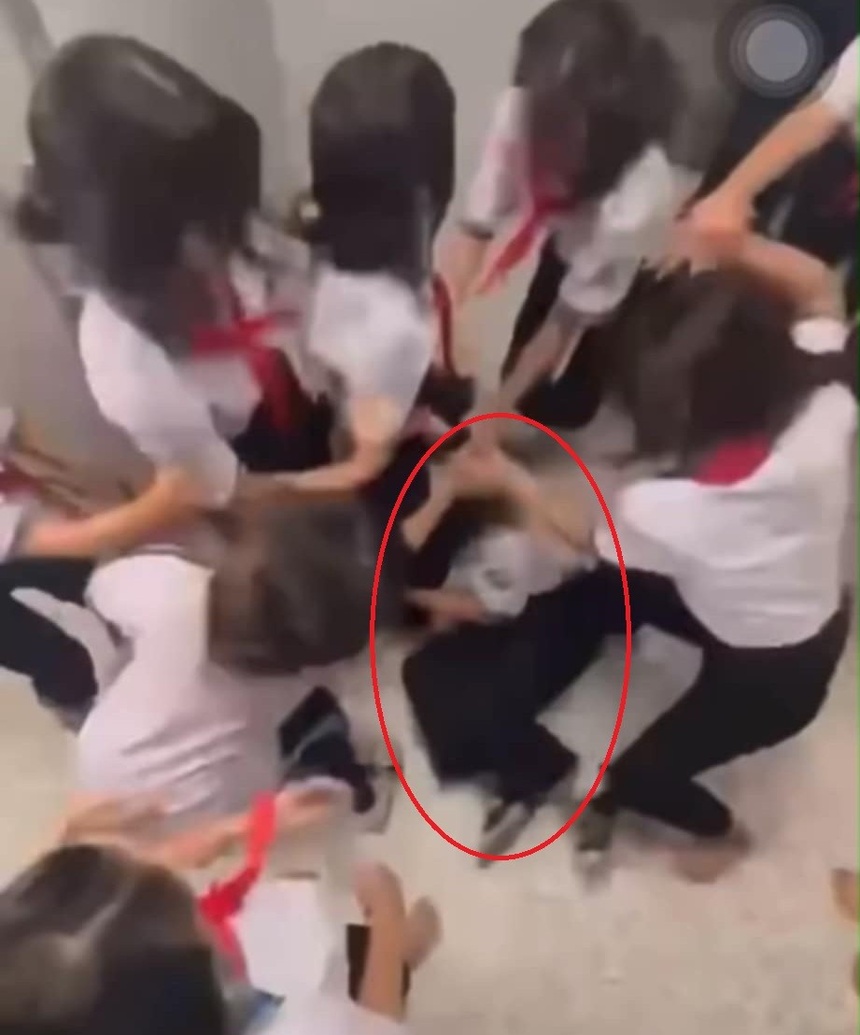 Danh hoi dong nu sinh anh 1