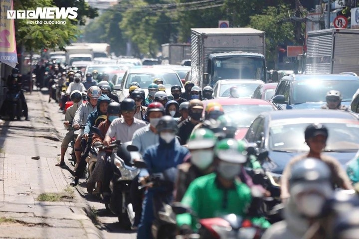 Ha Noi cam xe xang anh 1