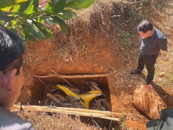 Chiếc xe máy nghi phạm ở bãi đất trống