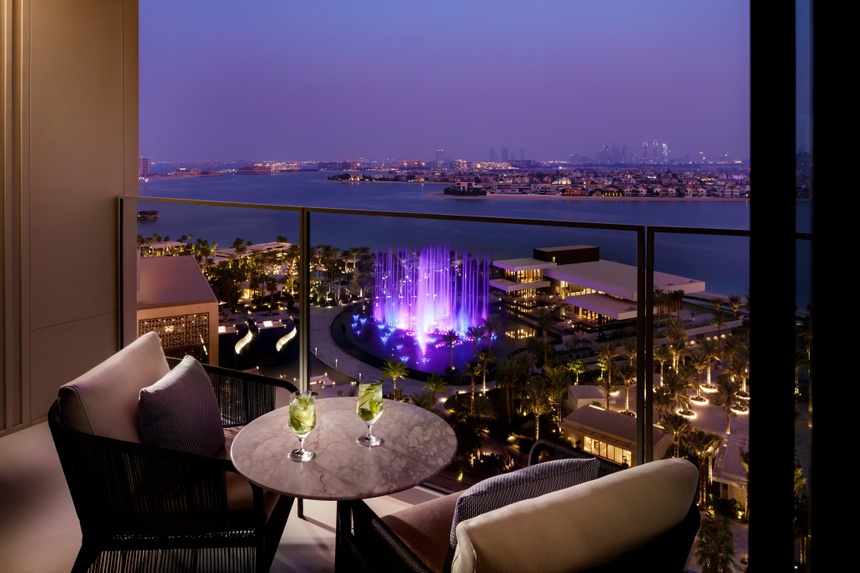 Bên trong resort 90 hồ bơi, thức ăn dát vàng tại Dubai