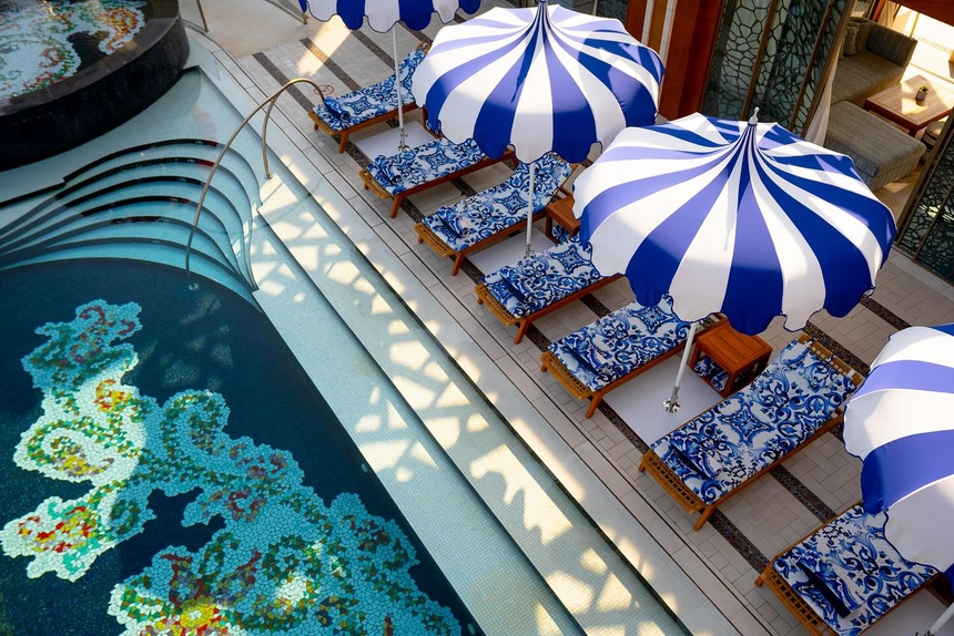 Bên trong resort 90 hồ bơi, thức ăn dát vàng tại Dubai