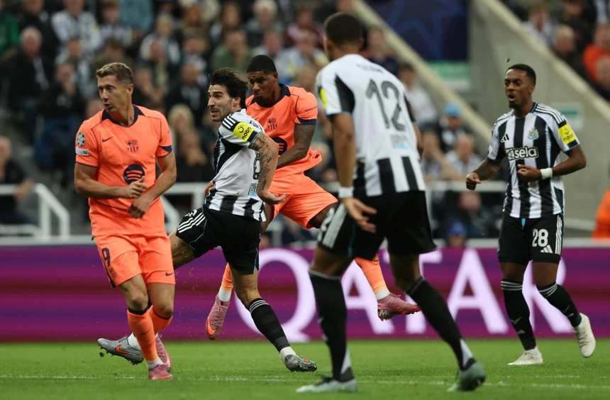 Newcastle dau Barcelona anh 2