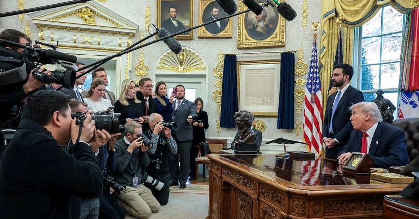 Sự thân thiện khó hiểu của ông Trump