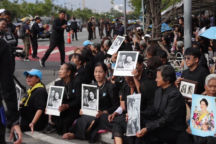 Thai hau Sirikit anh 1