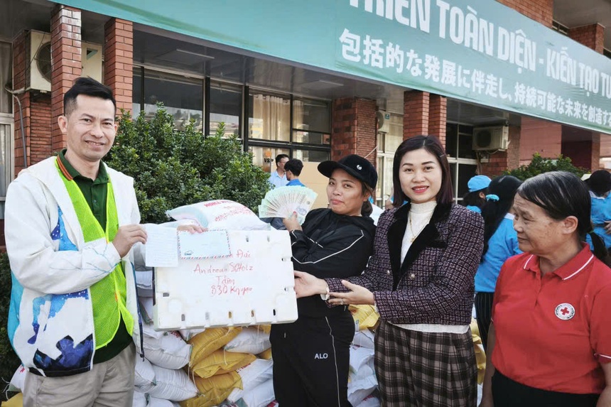 khách Tây, ủng hộ vùng lũ, khách sạn ảnh 2 khach Tay, ung ho vung lu, khach san anh 2