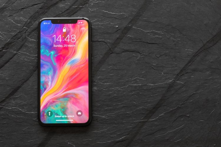 iPhone X van song sot sau khi roi tu may bay anh 1