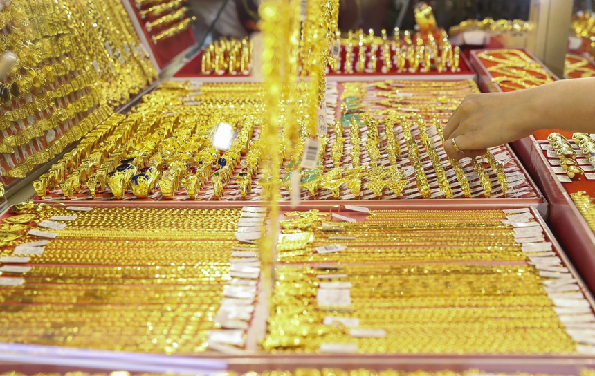 Vì sao nhiều người đổ xô mua vàng ngày vía Thần Tài dù có thể lỗ lớn?