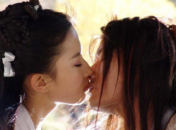Nụ hôn lãng mạn của Tiểu Long Nữ (Lưu Diệc Phi) và Dương Quá (Huỳnh Hiểu Minh) trong bộ phim truyền hình Thần điêu đại hiệp 2006.