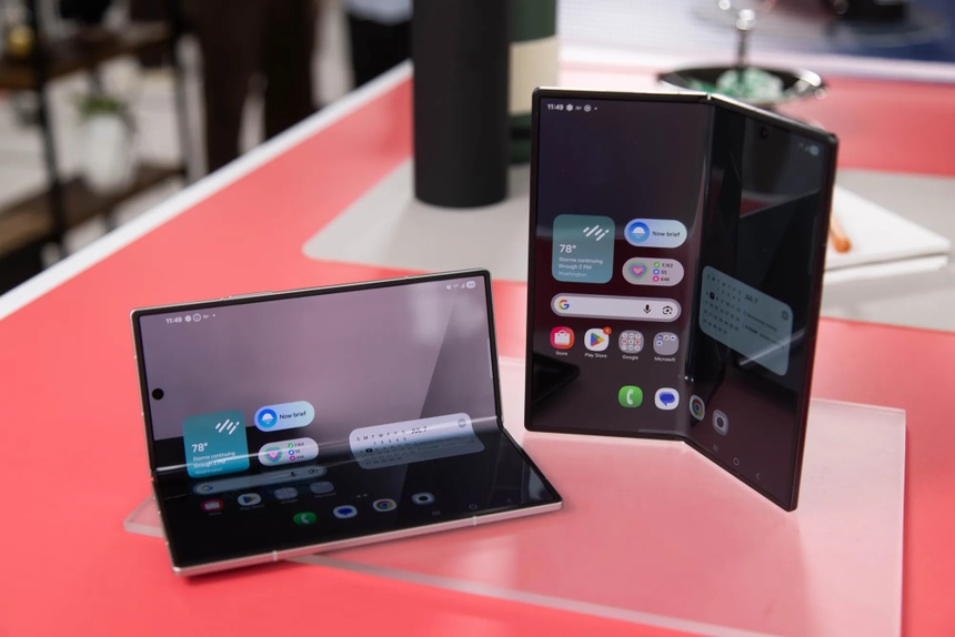 iPhone man hinh gap,  smartphone man hinh gap,  Samsung Galaxy Z Fold,  tin don iPhone gap anh 1