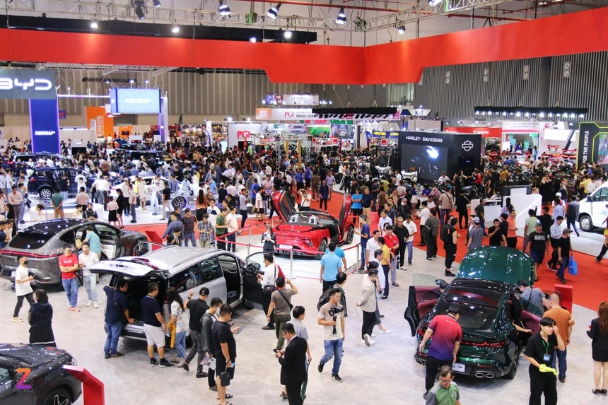 Vietnam Motor Show 2024 đón lượng khách đông bất ngờ trong ngày đầu tiên