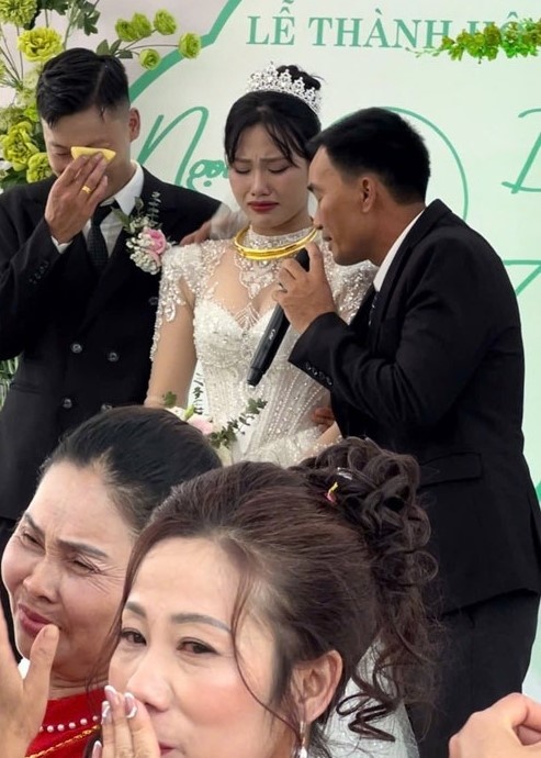 cuoi con gai ban than anh 3