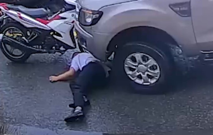 3 nguoi di xe ban tai bi danh guc anh 1