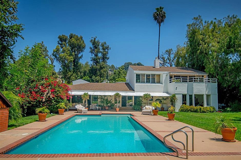 Bo suu tap biet thu sang trong cua Adele hinh anh 10 18bfcdde_1557_466d_9e73_93deaaa0854a_adele_second_beverley_hills_house_pool_1_.jpg