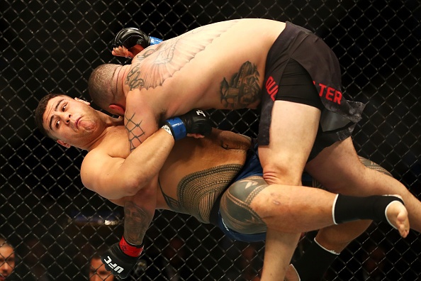 Vo si UFC ha bat tinh doi thu bang don goi bay anh 4