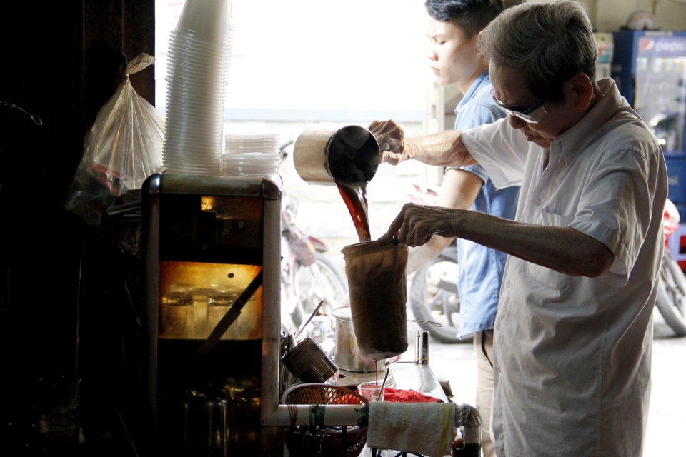 Café vợt thiếc là một cách pha café hết sức đặc trưng của người Sài Gòn xưa. Không dùng phin pha như hiện nay. Đầu tiên café được cho vào một túi vợt dài chừng 25cm, đường kính miệng khoảng 10cm, sau đó đổ nước sôi rồi đun café liên tục bằng bếp than.