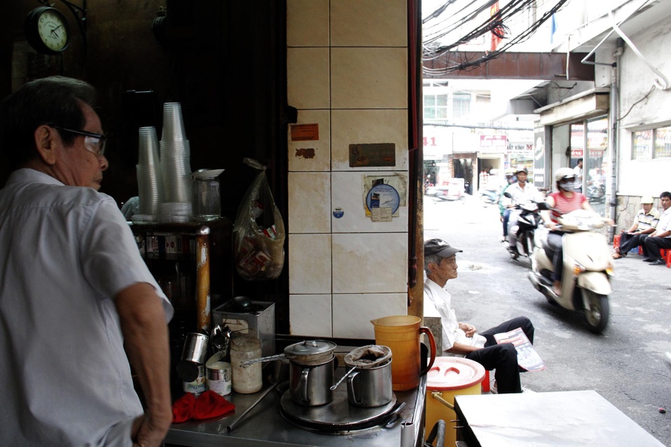 Khi có khách uống café được rót ra ly nhỏ đã trụng nước sôi cho nóng. So với cách pha truyền thống, cách này giúp giữ trọn vị café khi thưởng thức, hơi nóng nồng giúp hương được giữ lâu.