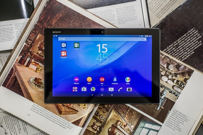 Không mang đến MWC 2015 Xperia Z4 như nhiều đồn đoán, Sony đem đến triển lãm công nghệ này Xperia Z4 Tablet. Hãng trang bị cho Xperia Z4 Tablet chip Snapdragon 810 octa-core 64-bit - thế hệ vi xử lý mạnh nhất ở thời điểm hiện tại. Thiết bị có màn hình độ phân giải 2K, bộ nhớ trong 32 GB. Z4 Tablet trở thành máy tính bảng mỏng nhất thế giới ở phân khúc màn hình 10 inch.